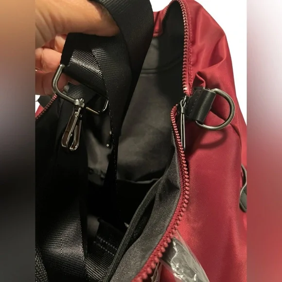 Mondani New York Burgandy Weekender Tote Bag - Picture 6 of 8